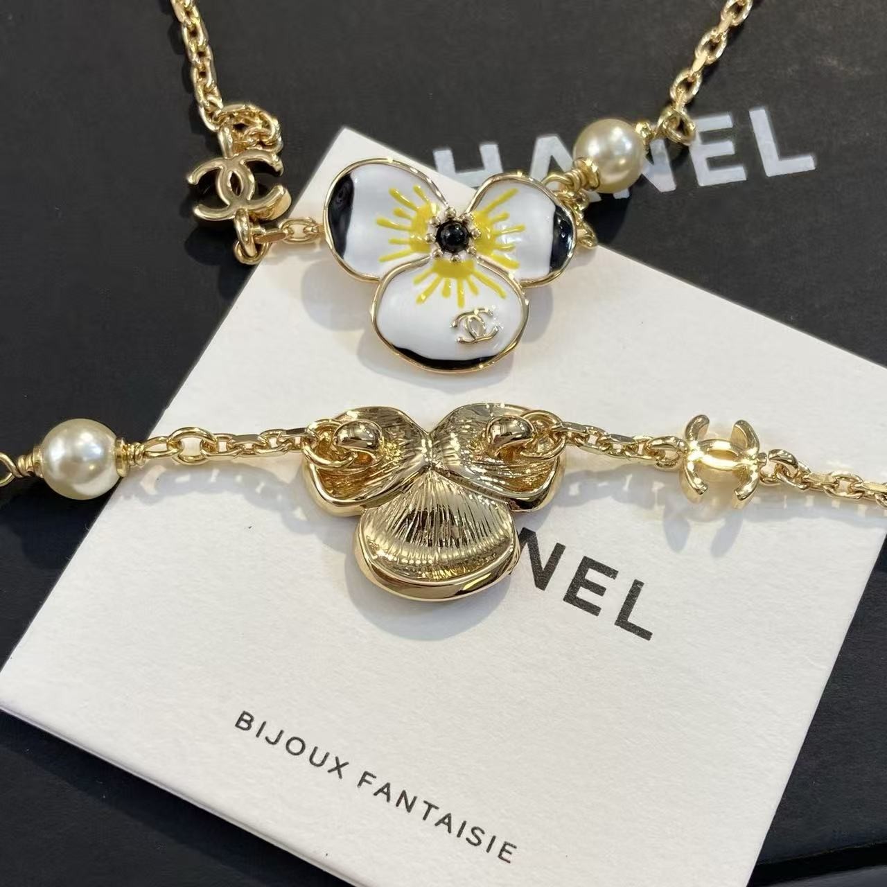 <p>CHANEL 三色堇珠c手链</p>