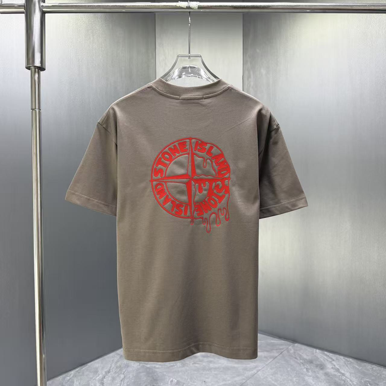 <p>Stone Island 短袖T恤(棕色紅標)</p>