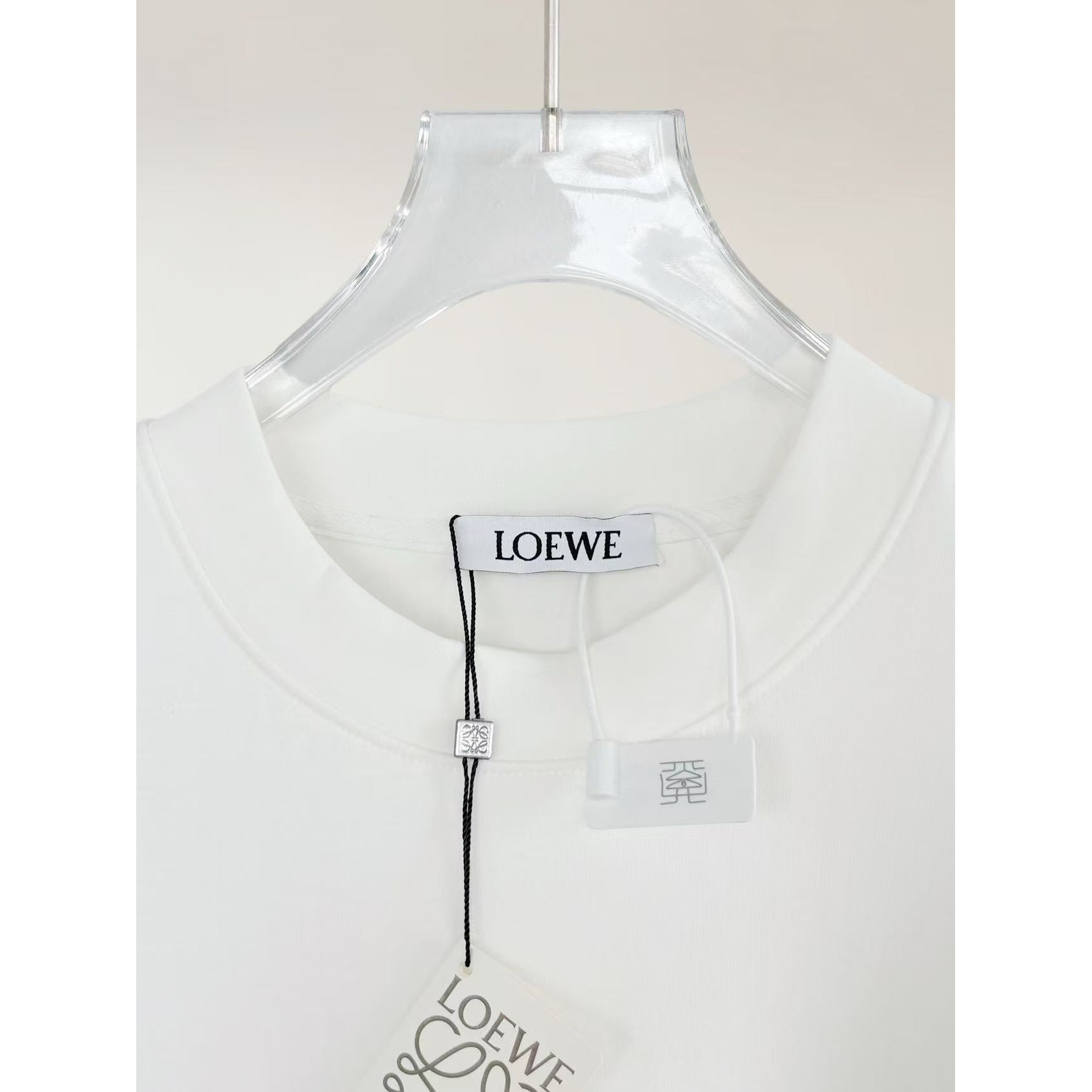 <p>LOEWE&nbsp;刺绣短袖T恤(白)</p>