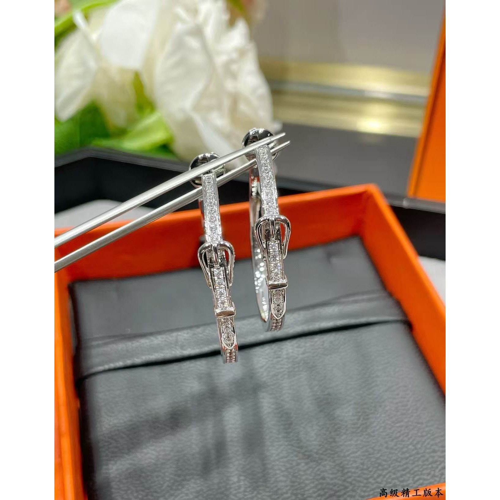 <p>HERMES&nbsp;满钻耳环</p>