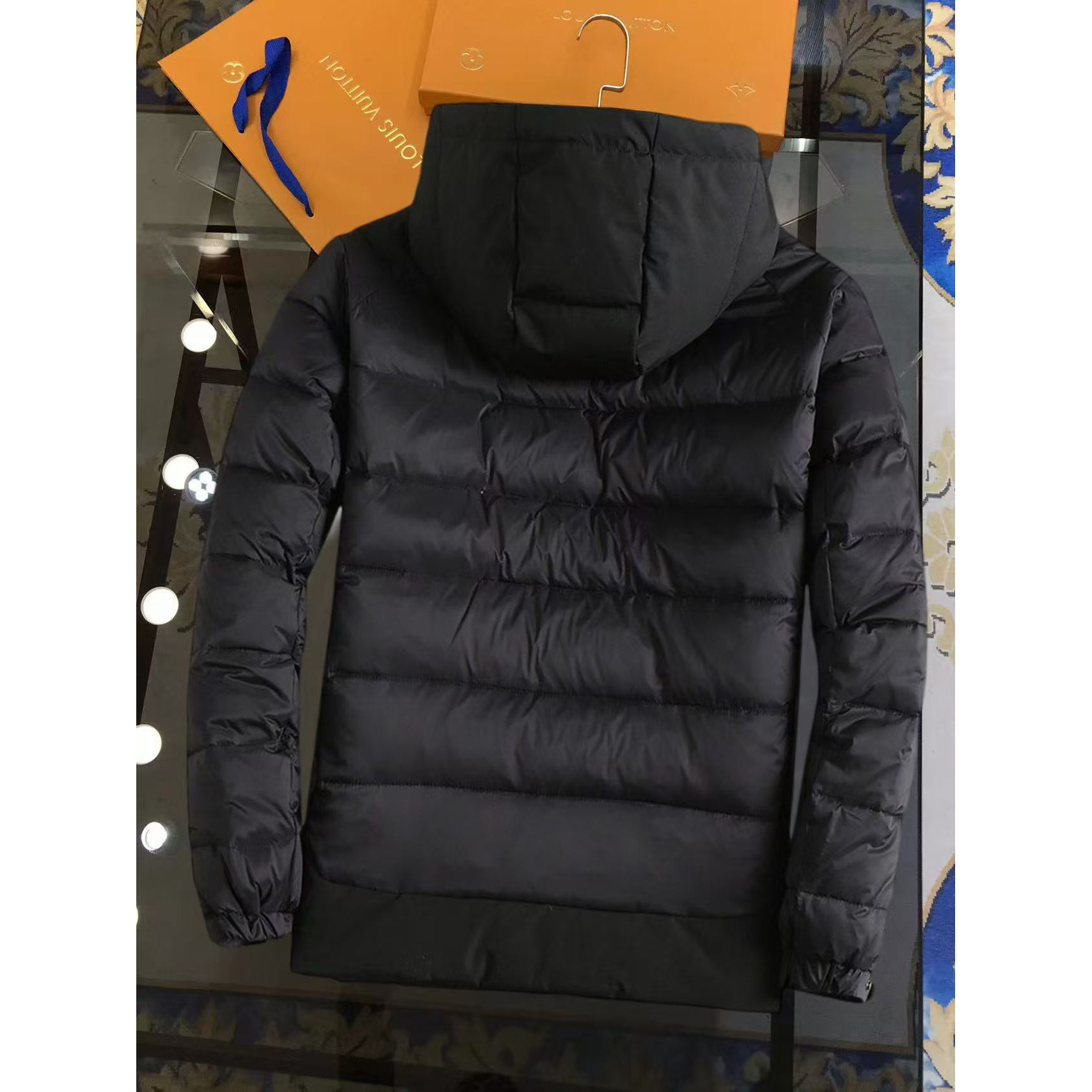 <p>MONCLER 羽绒服(黑)</p>