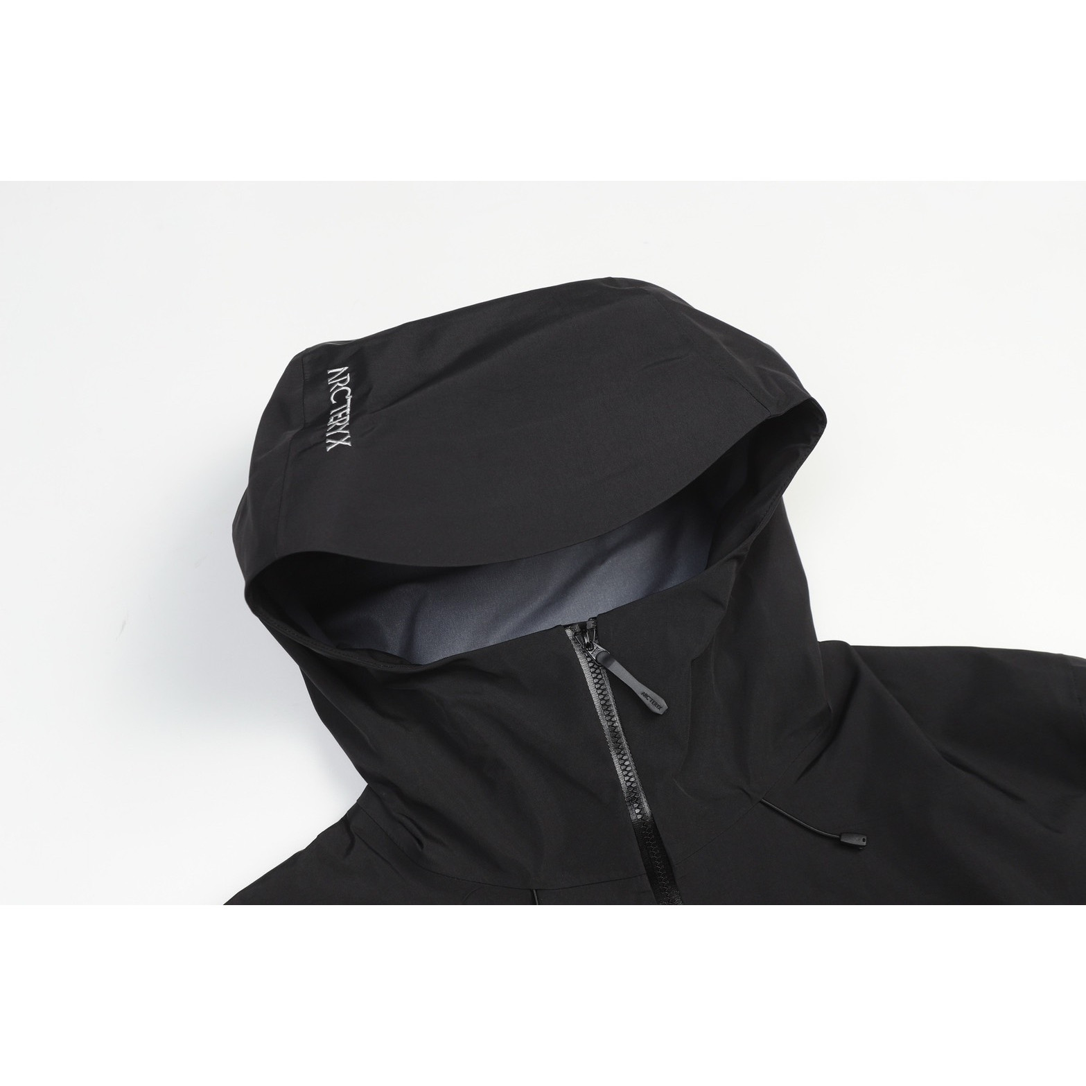<p>Arc'teryx Bate SL 轻质透气连帽冲锋衣(黑)</p>