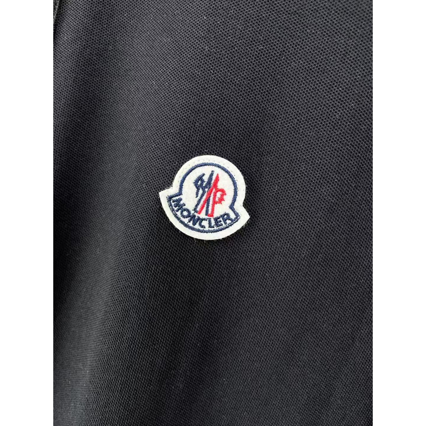 <p>MONCLER 贴片长袖Polo衫(黑)</p>