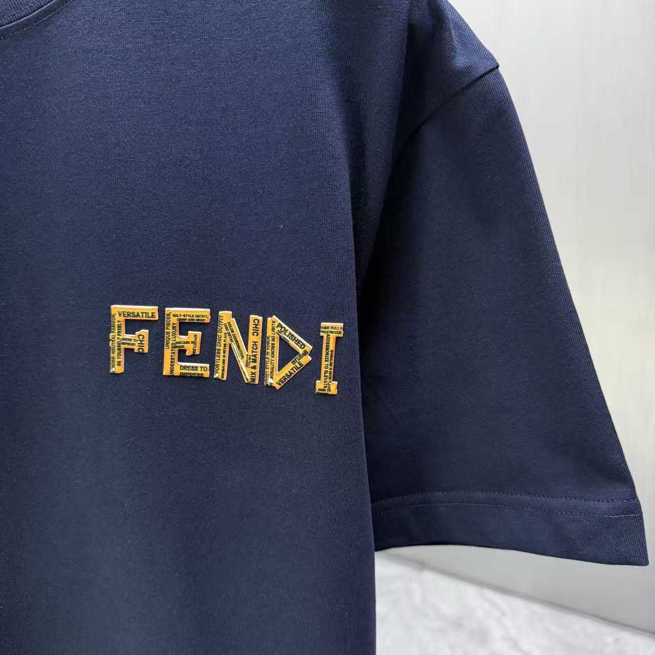 <p>FENDI 短袖T恤(深藍)</p>