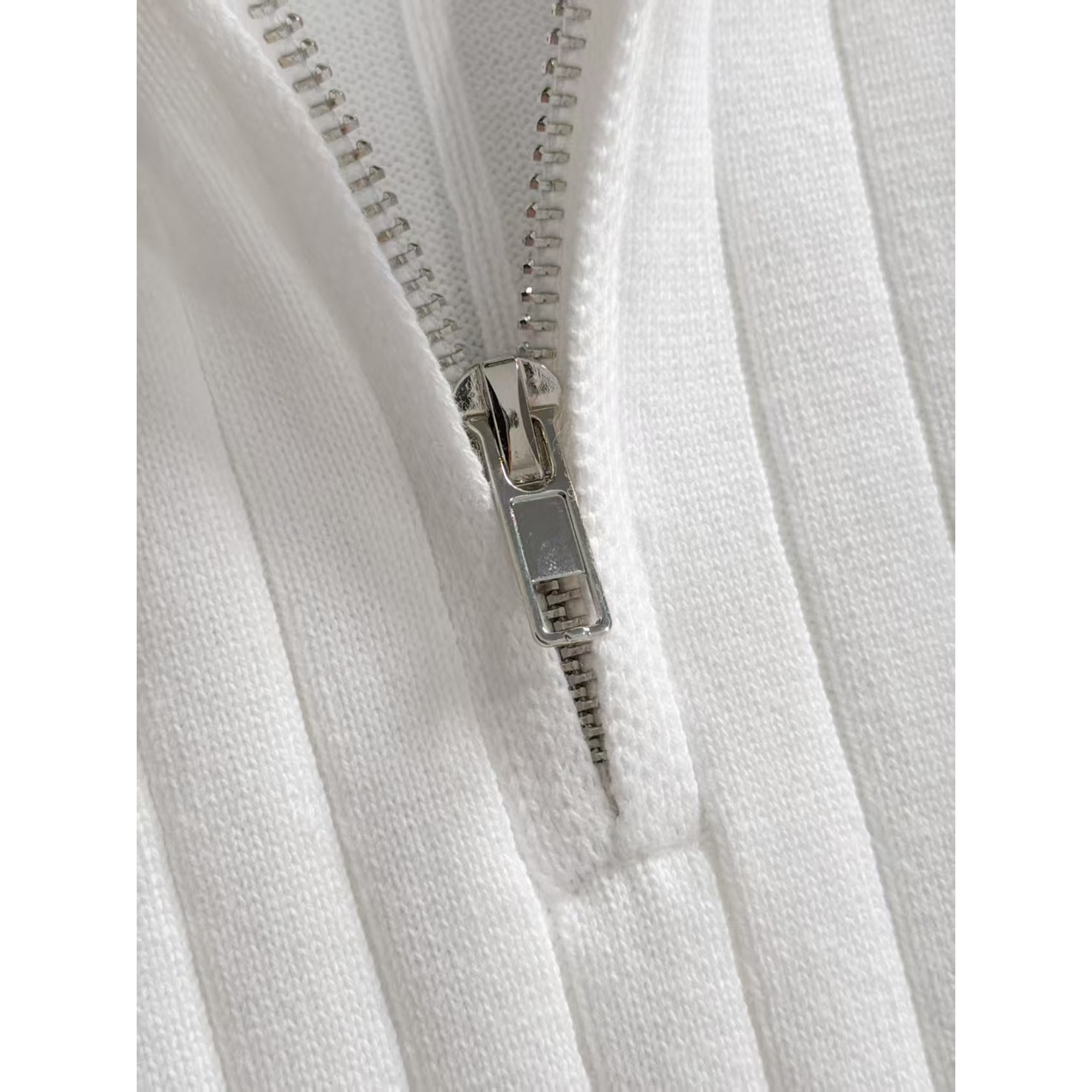 <p>BURBERRY&nbsp;&nbsp;高品质男士毛衣(白)</p>