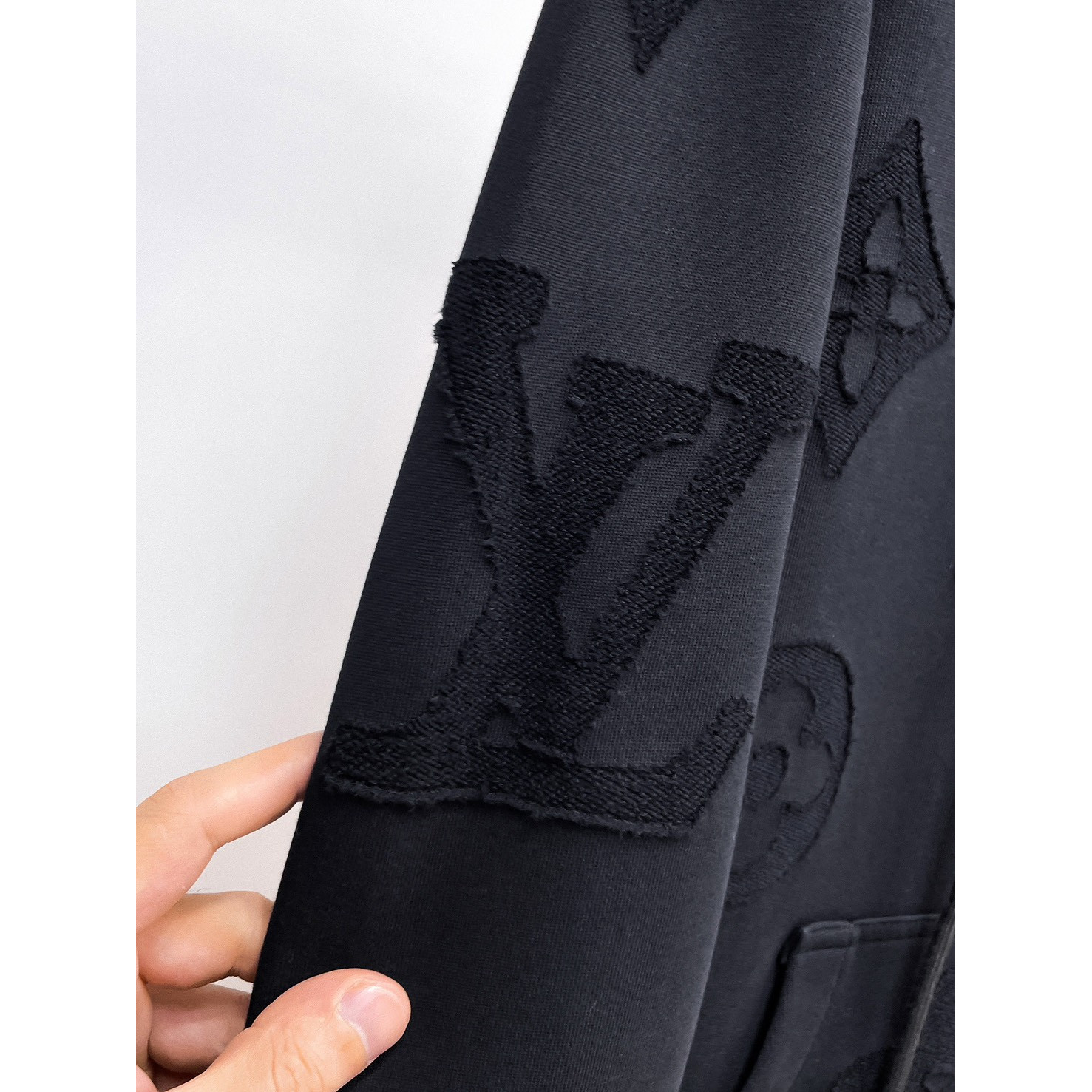<p>LV&nbsp;男士夹克外套(黑)</p>