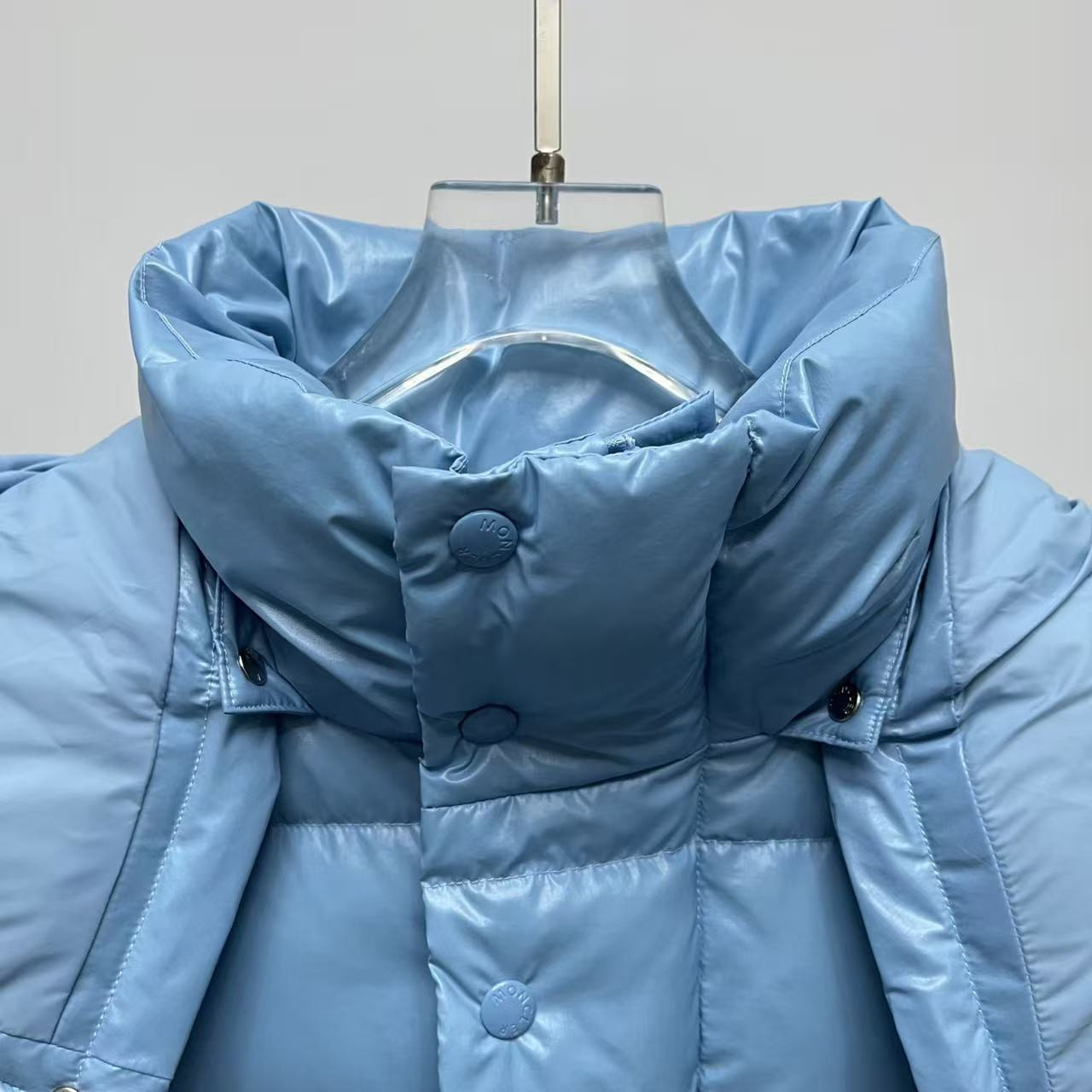 <p>Moncler 70周年双标连帽羽绒服(天藍色)</p>