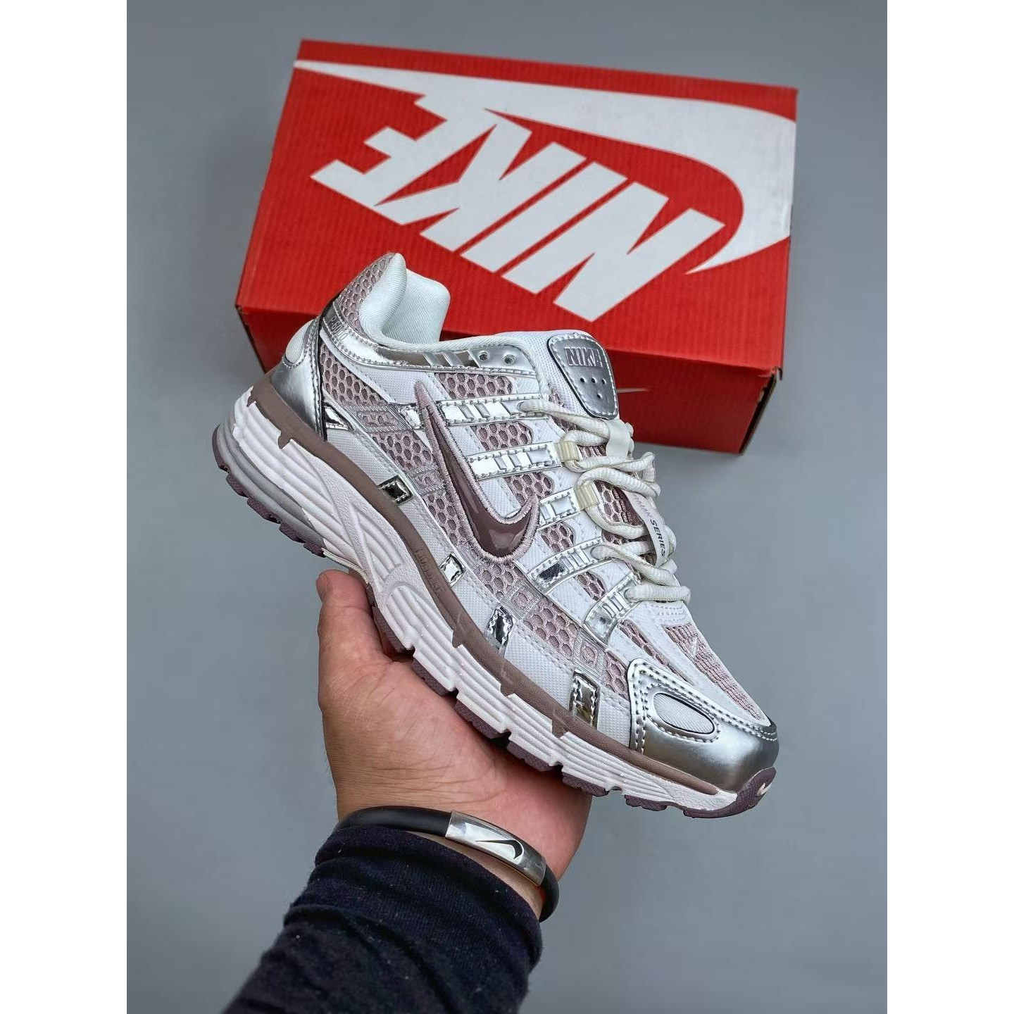 <p>Nike P-6000 &nbsp;复古休闲运动老爹鞋 (豆沙紅)</p>