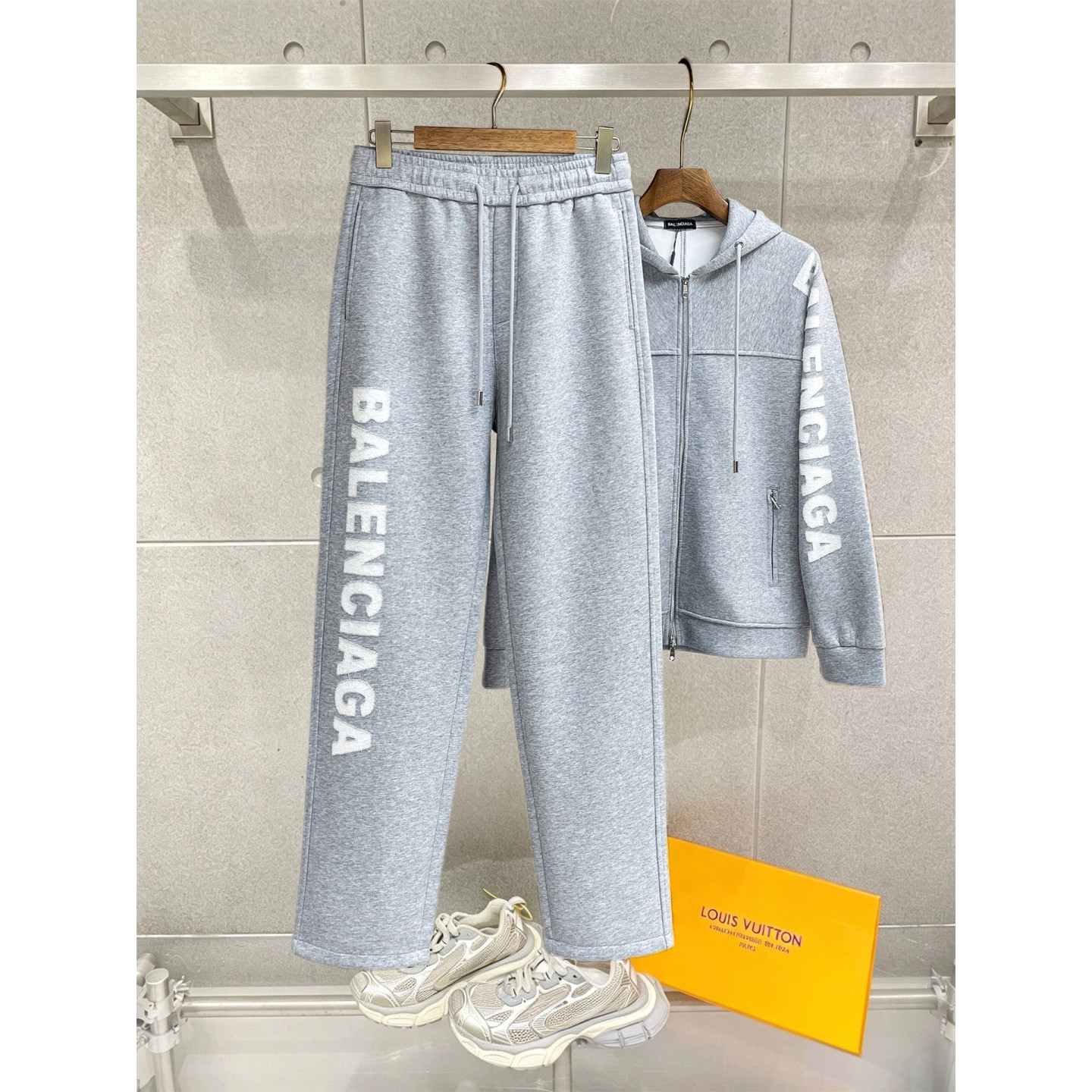 <p>Balenciaga 套裝(灰)</p>