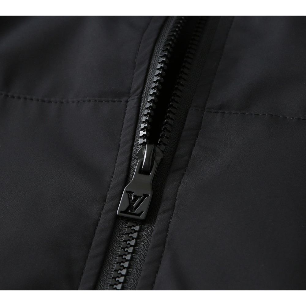 <p>LV 新款男士夹克外套<br />
&nbsp;</p>