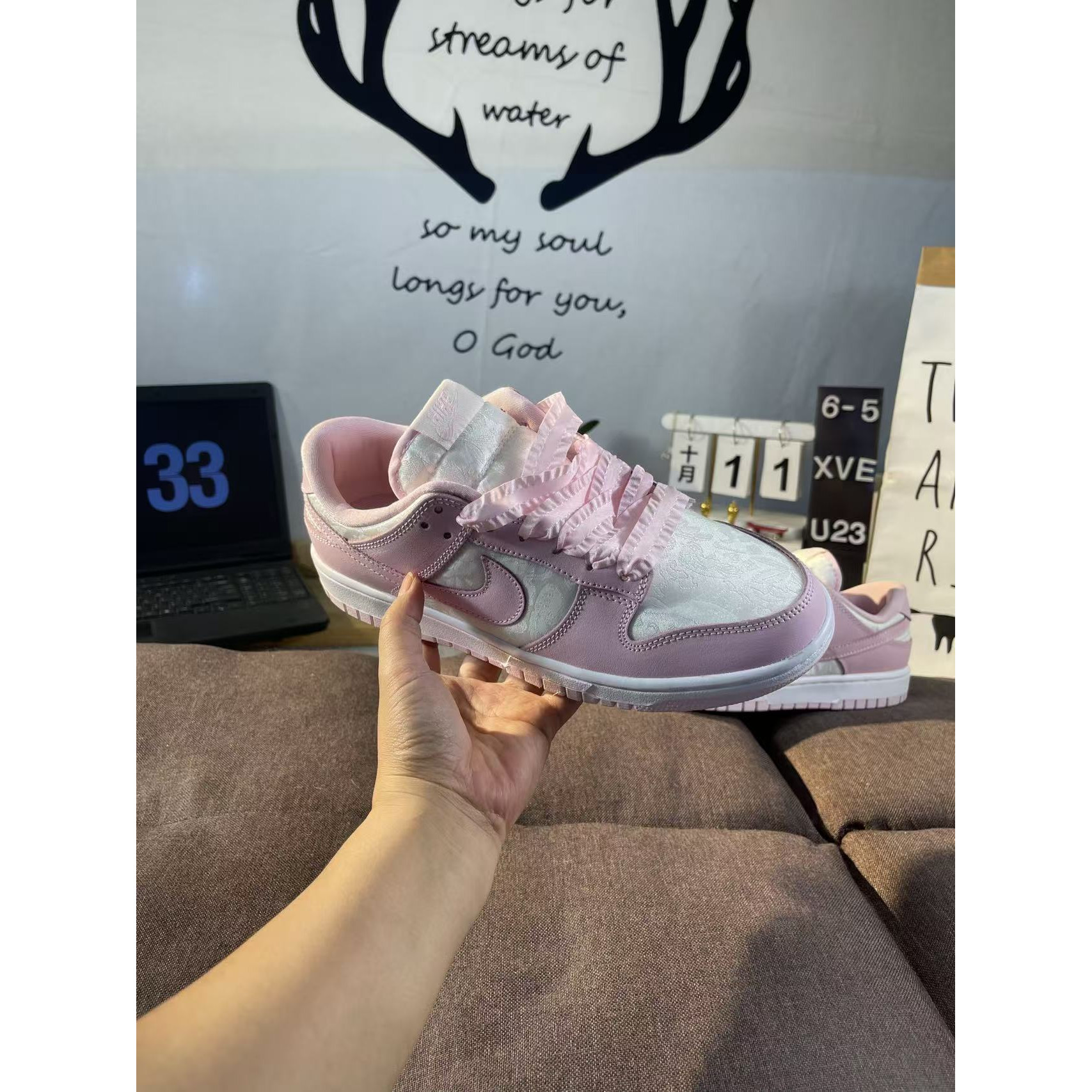 <p>WMNS NIKE DUNK LOW SE SFF(粉色)</p>
