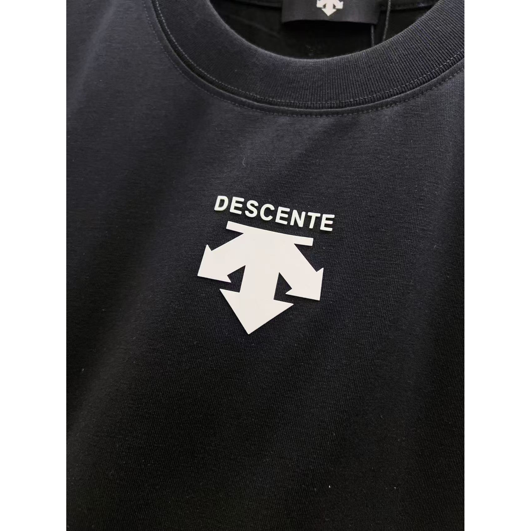 <p>Descente 短袖圆领T恤(黑)</p>