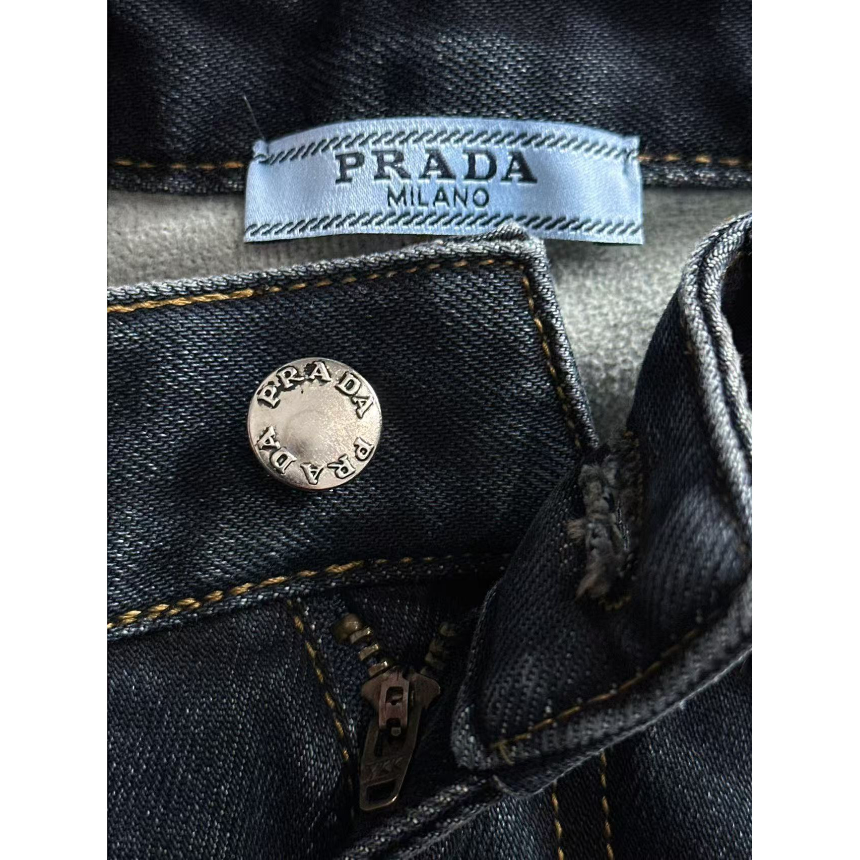 <p>PRADA&nbsp;四季款经典牛仔裤直筒长裤(藍)</p>