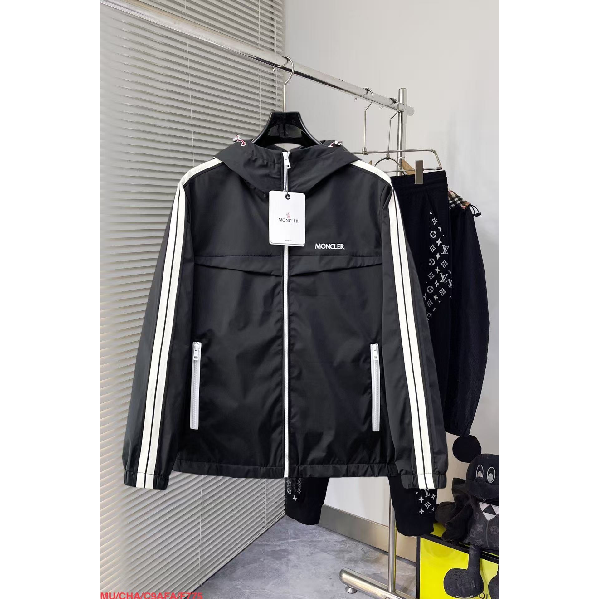 <p>MONCLER 时尚休闲夹克外套(黑)</p>
