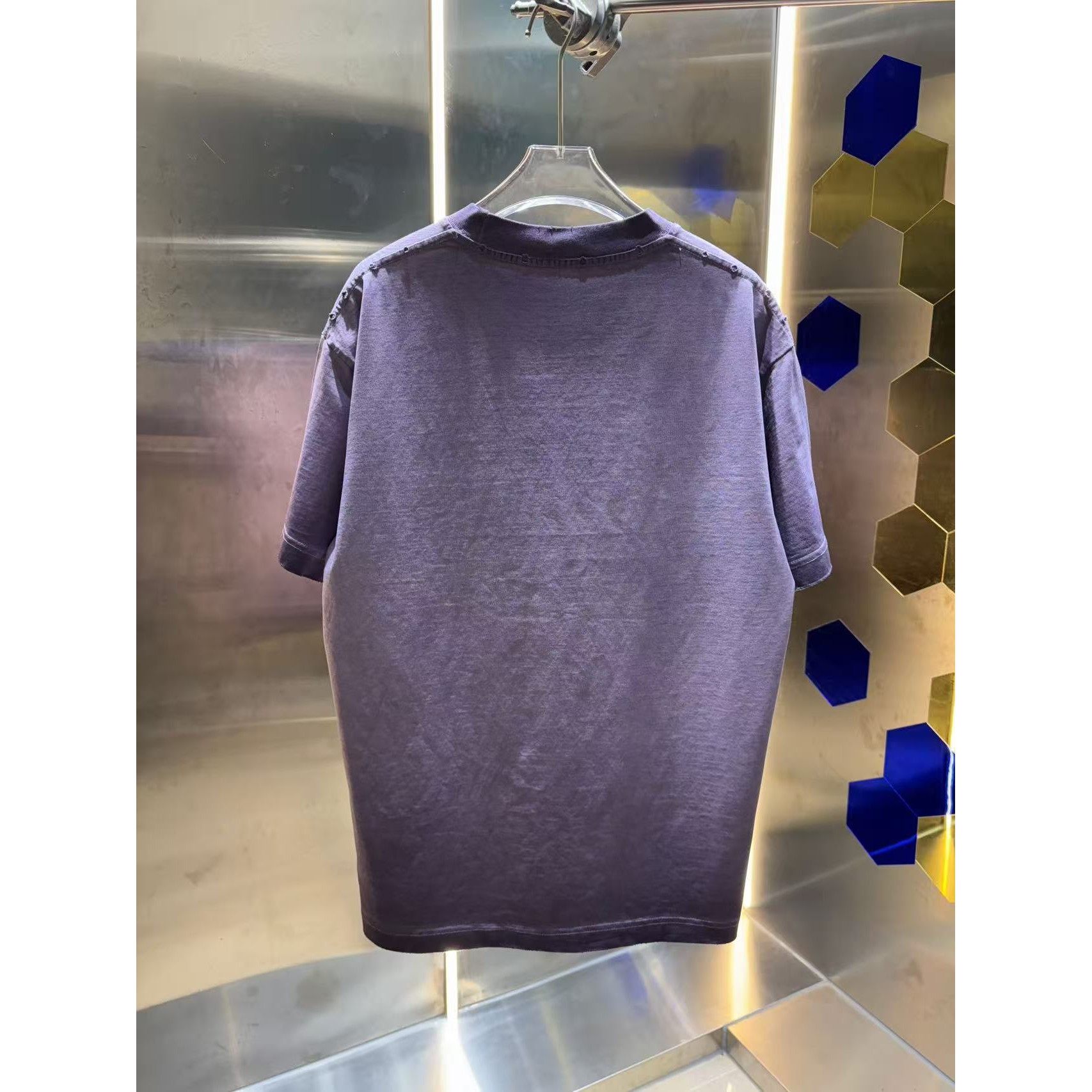<p>DIOR&nbsp;洗水磨破短袖T恤(洗水紫)</p>