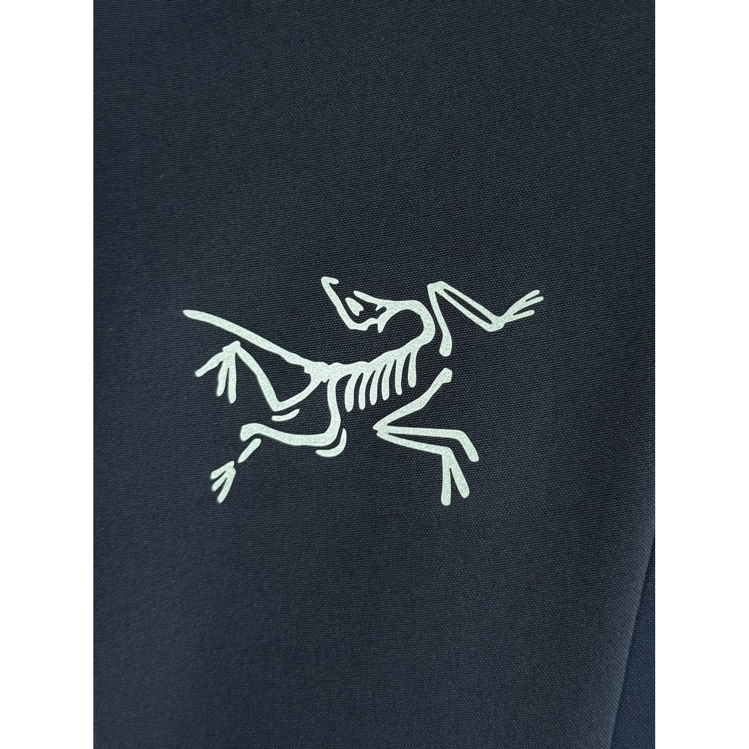 <p>Arc'teryx 软壳加薄绒冲锋衣(藏青)</p>

<p>&nbsp;</p>