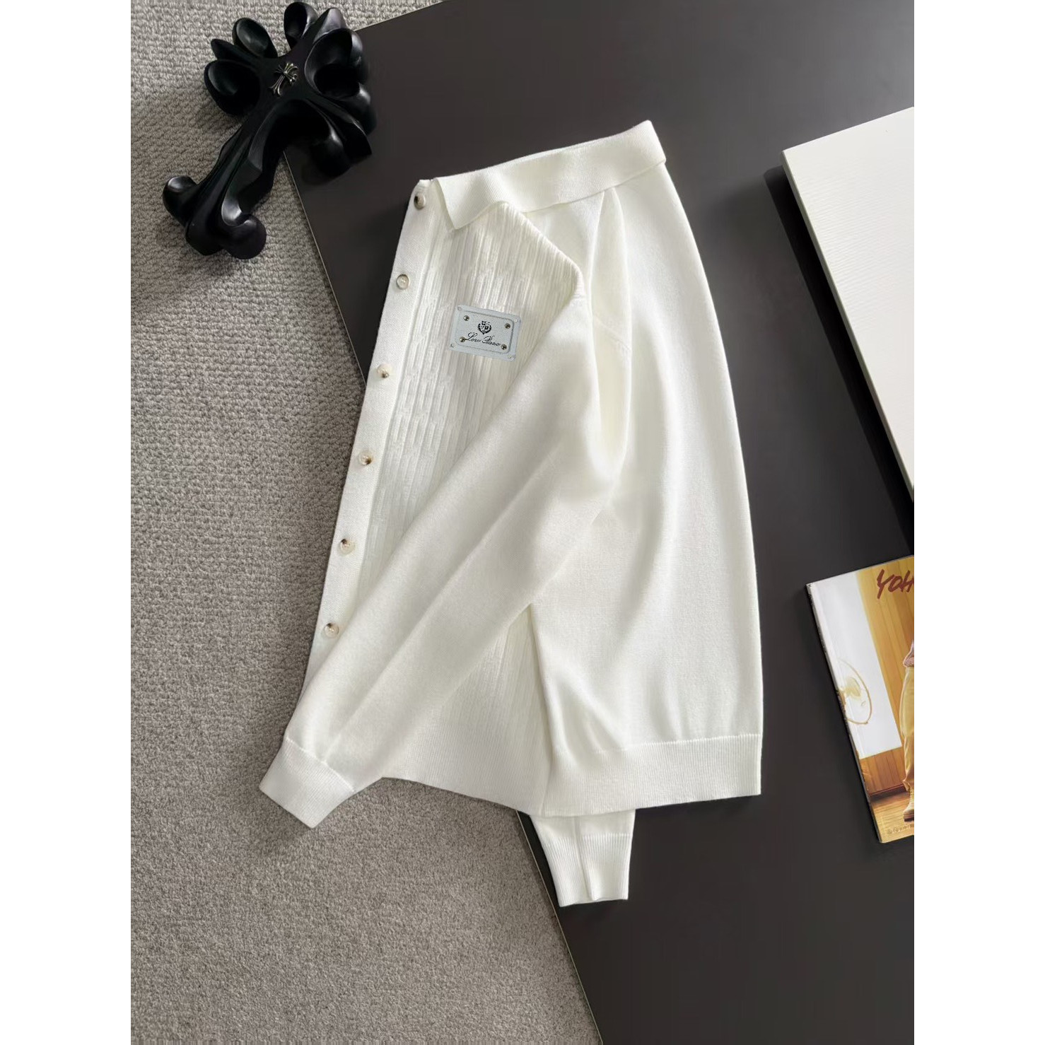<p>Loro Piana 男士翻领针织外套(白)</p>
