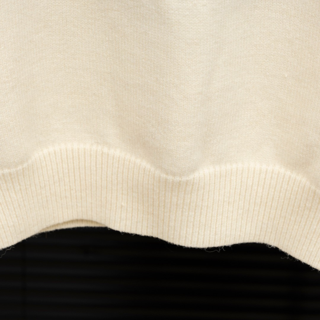 <p>BURBERRY&nbsp;战马 LOGO长袖毛衣(米黃)</p>
