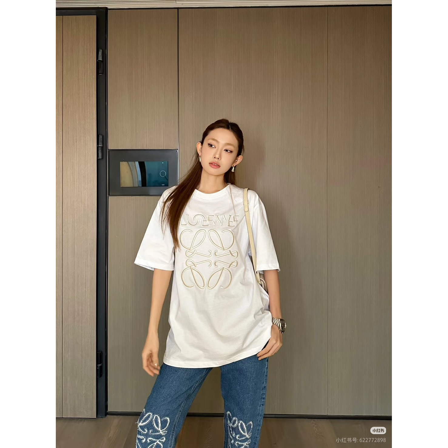 <p>LOEWE 错位绣花袖T恤(白)</p>