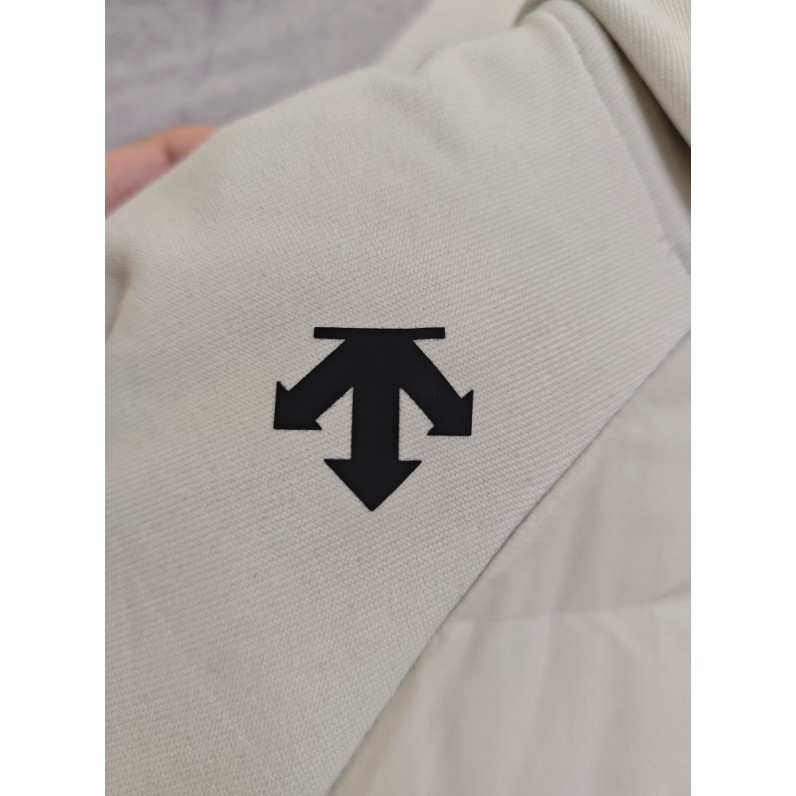 <p>DESCENTE 連帽拉鍊外套(米)</p>