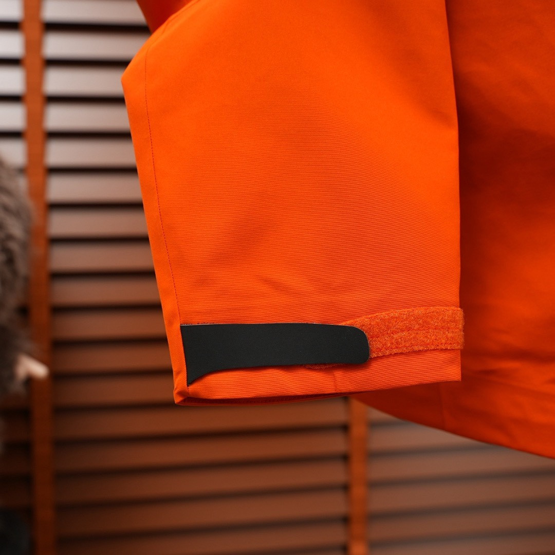 <p>ARC'TERYX &nbsp;BETA SV JACKET 增强防水防风连帽硬壳外套(橙色)&nbsp;</p>