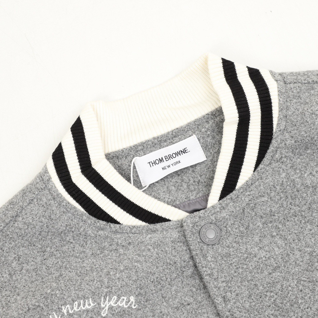 <p>Thom Browne 多元素刺绣四杠棒球服夹克外套<br />
&nbsp;</p>