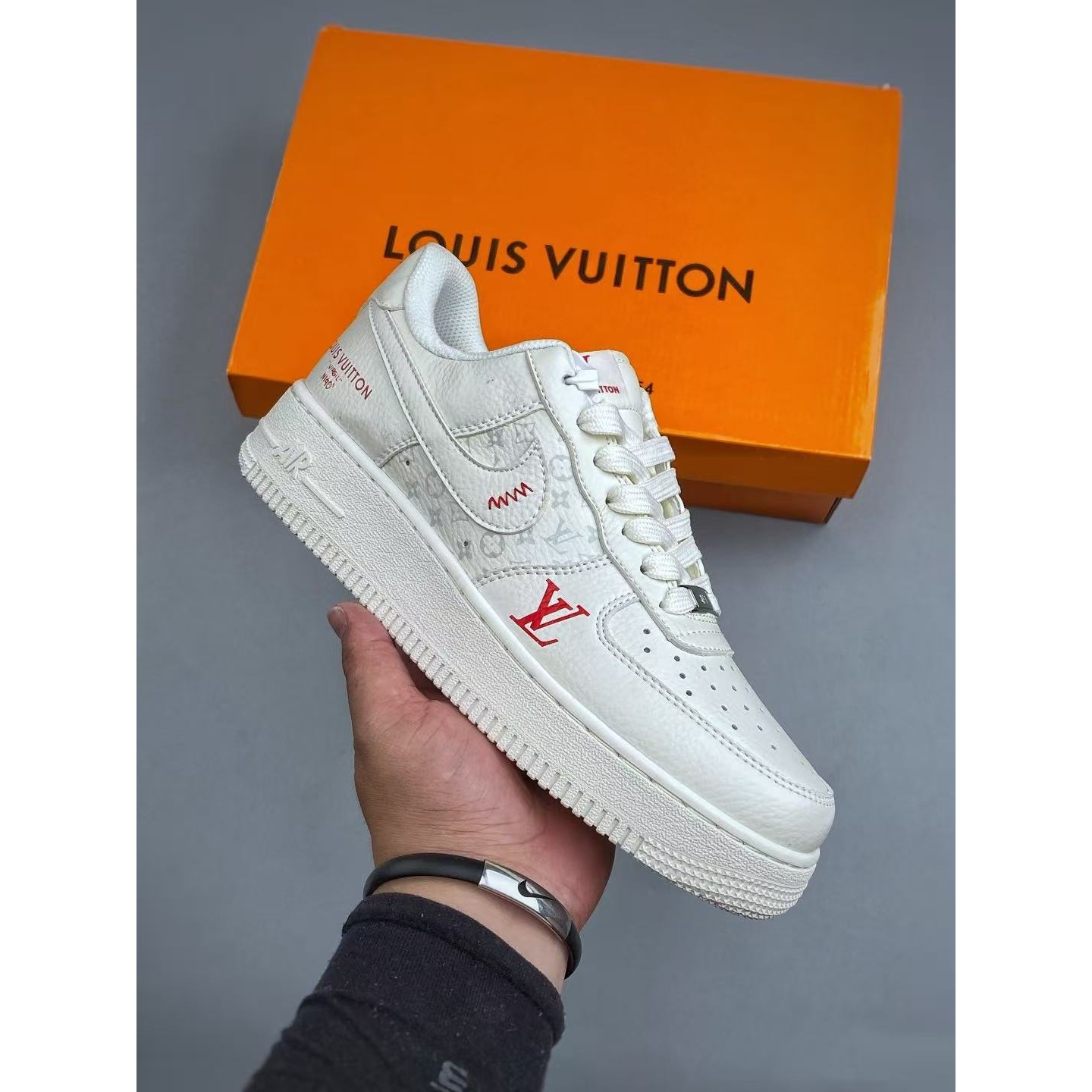 <p>Nike Air Force1 07 low &nbsp;联名款(白)</p>