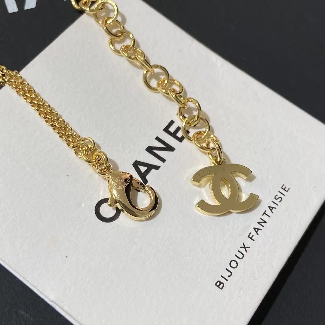 <p>CHANEL 24P黑白纽扣圆形珐琅双C链条</p>