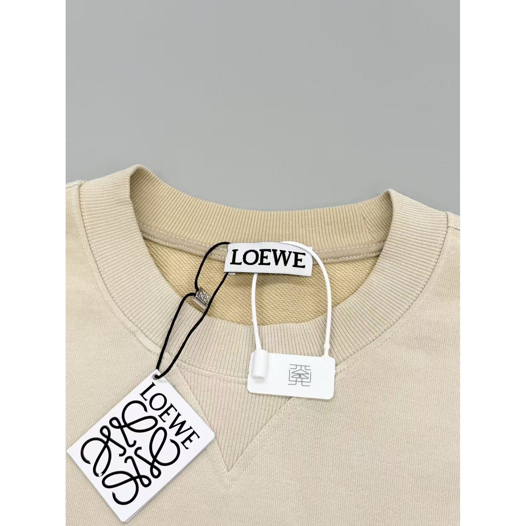 <p>Loewe 洗水圆领卫衣(卡其色)</p>