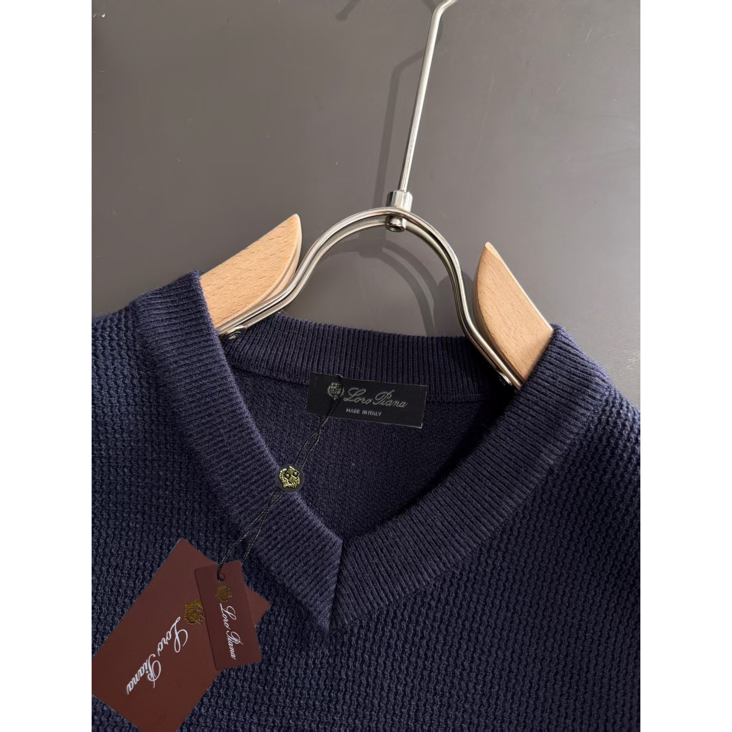 <p>Loro Piana V领针织马甲(深藍)</p>