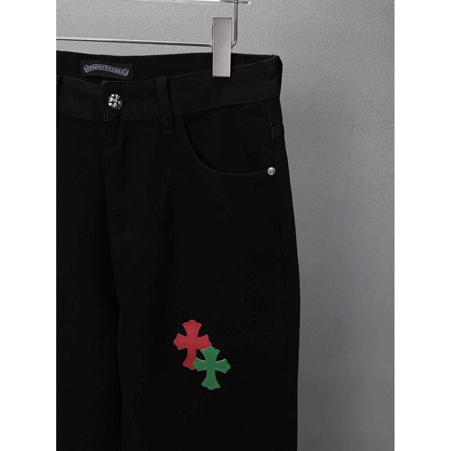 <p>CHROME HEARTS 红黄绿十字架牛仔裤(黑)</p>