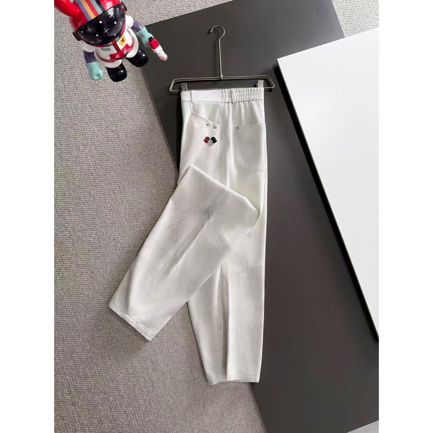 <p>MONCLER&nbsp;秋冬新款松紧带休闲裤(白)</p>