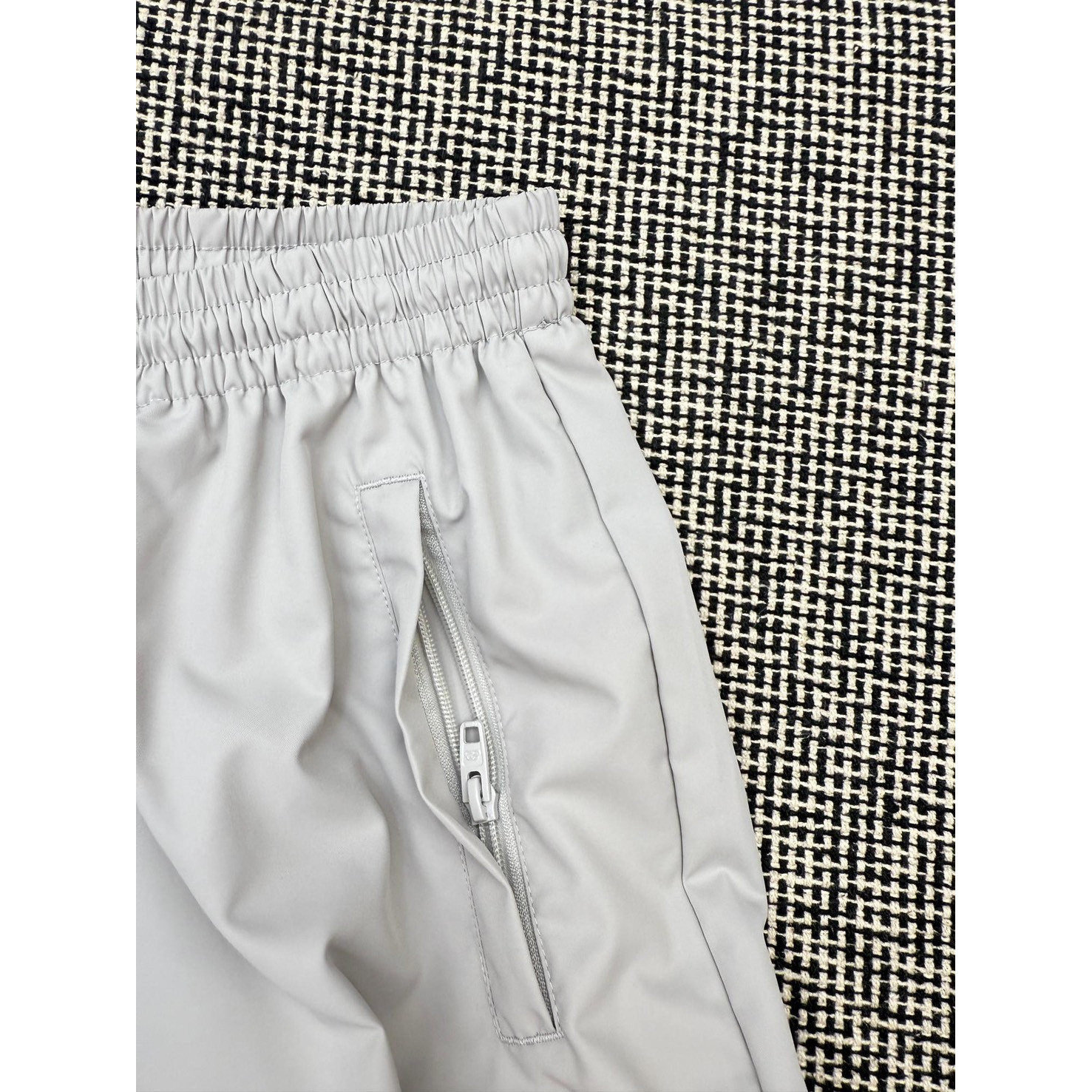 <p>Balenciaga FOOTBALL系列3B徽标刺绣运动长裤(灰)</p>