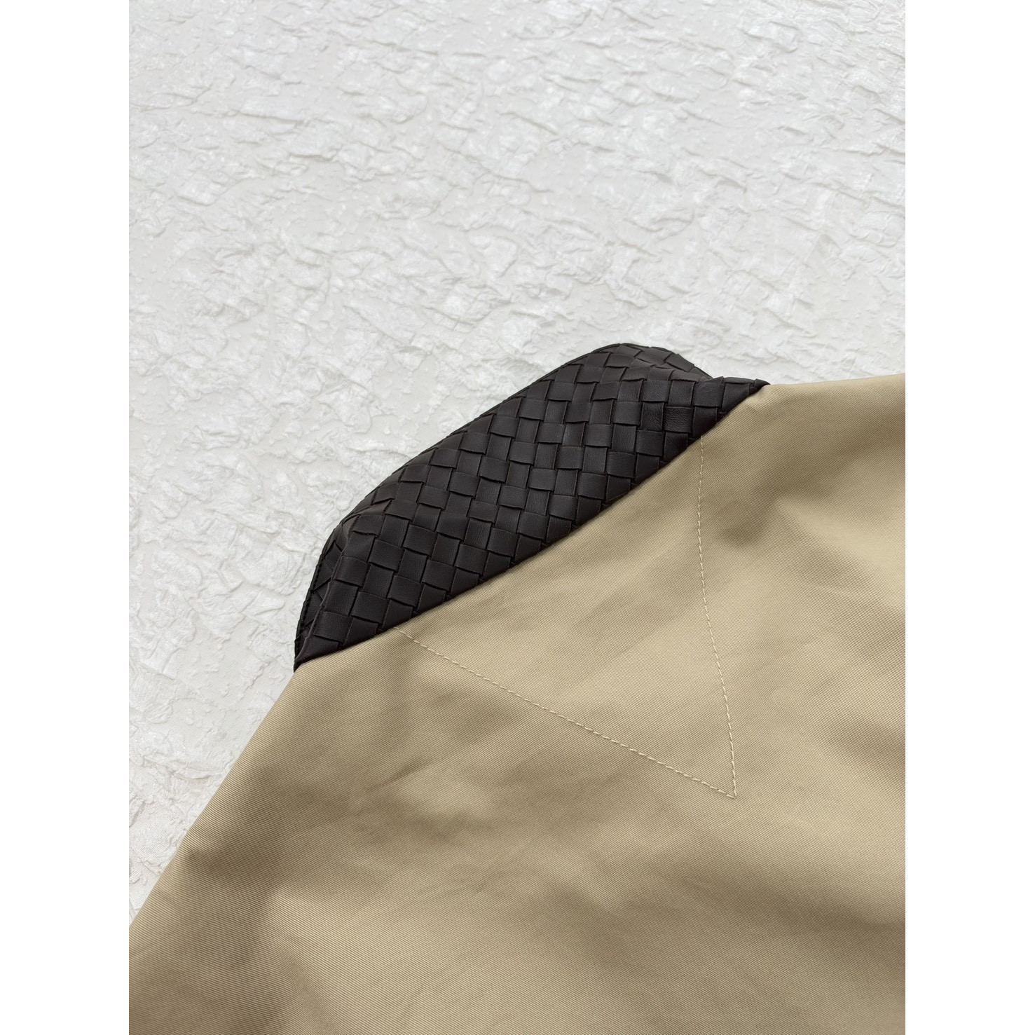 <p>Bottega Veneta Bv菱格编织纹路夹克外套(卡其)</p>