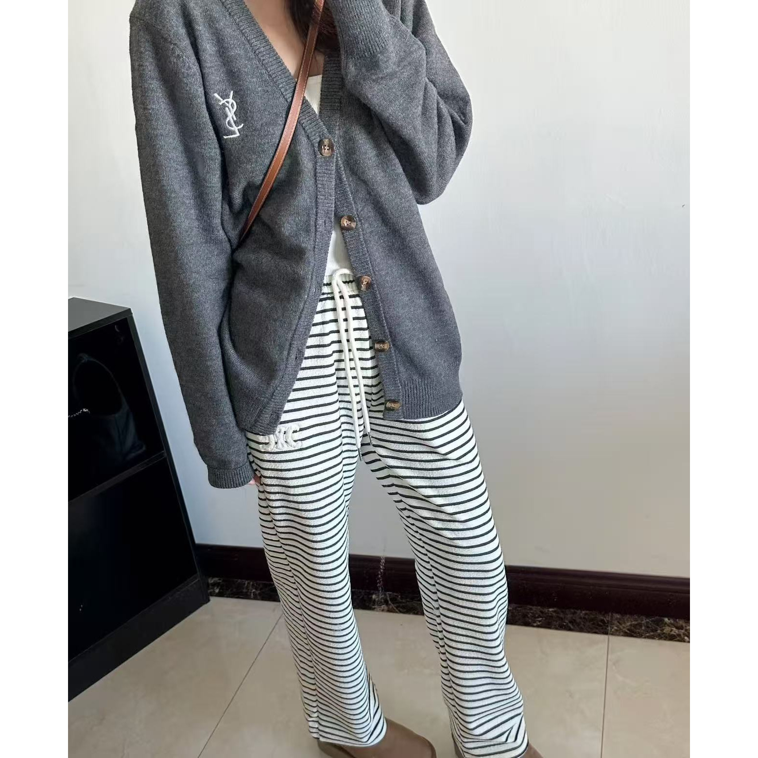 <p>YSL V领单排扣长袖针织开衫(灰)</p>