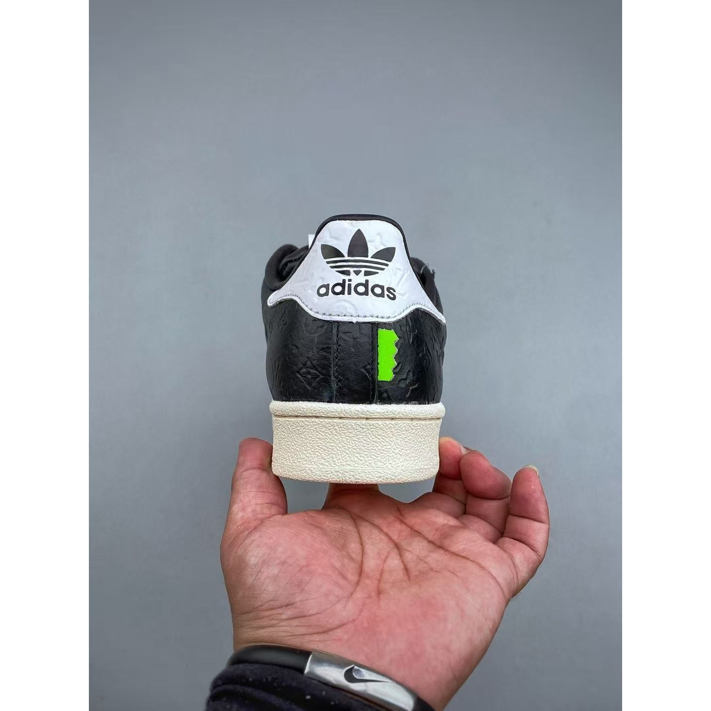 <p>Adidas Originals &nbsp;SUPERSTAR 经典贝壳头(黑)</p>