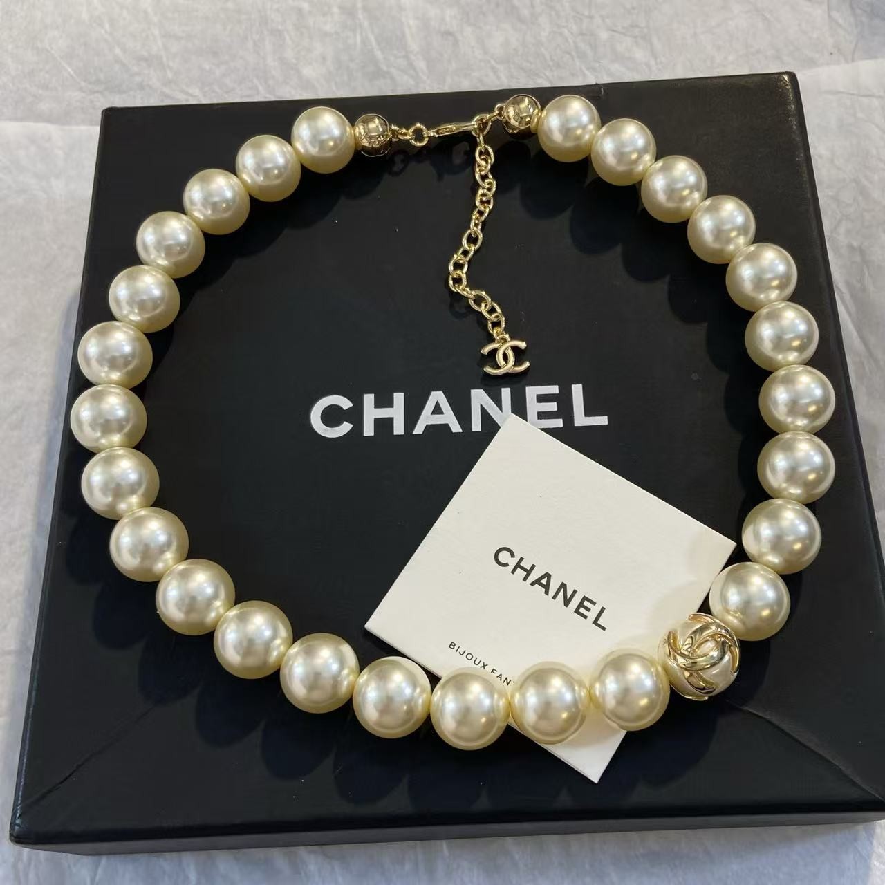 <p>CHANEL 抱珠吊金珠项链</p>