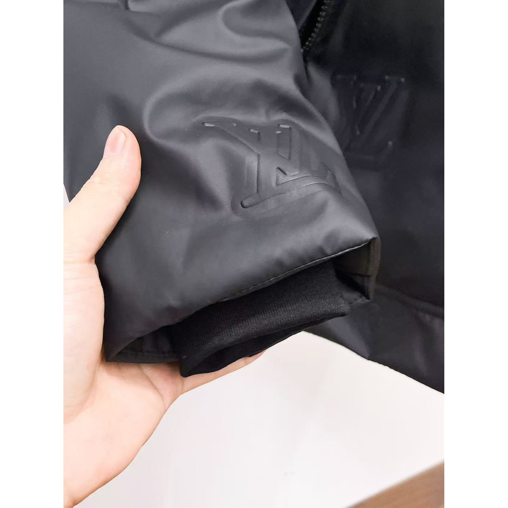 <p>LV 秋冬新款羽绒服(黑)</p>