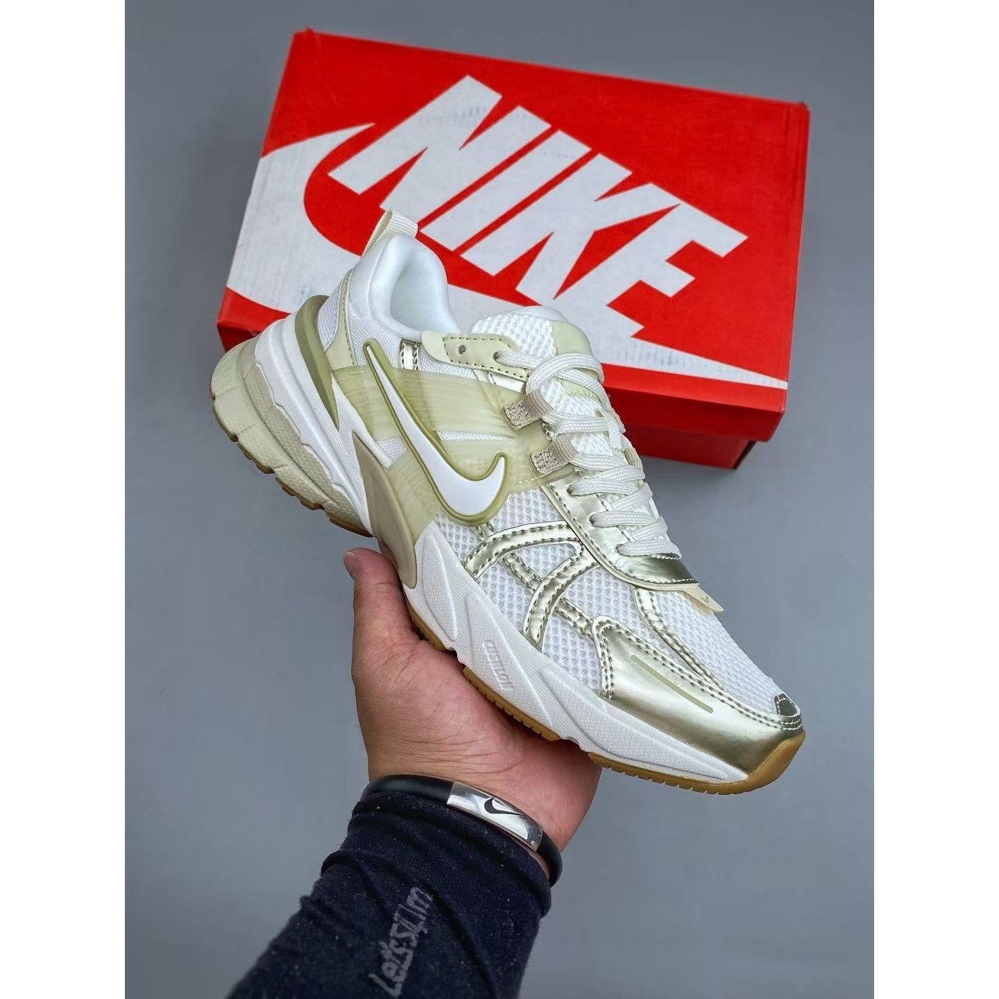<p>Nike V2K Run 低帮跑步鞋(白色金色)</p>