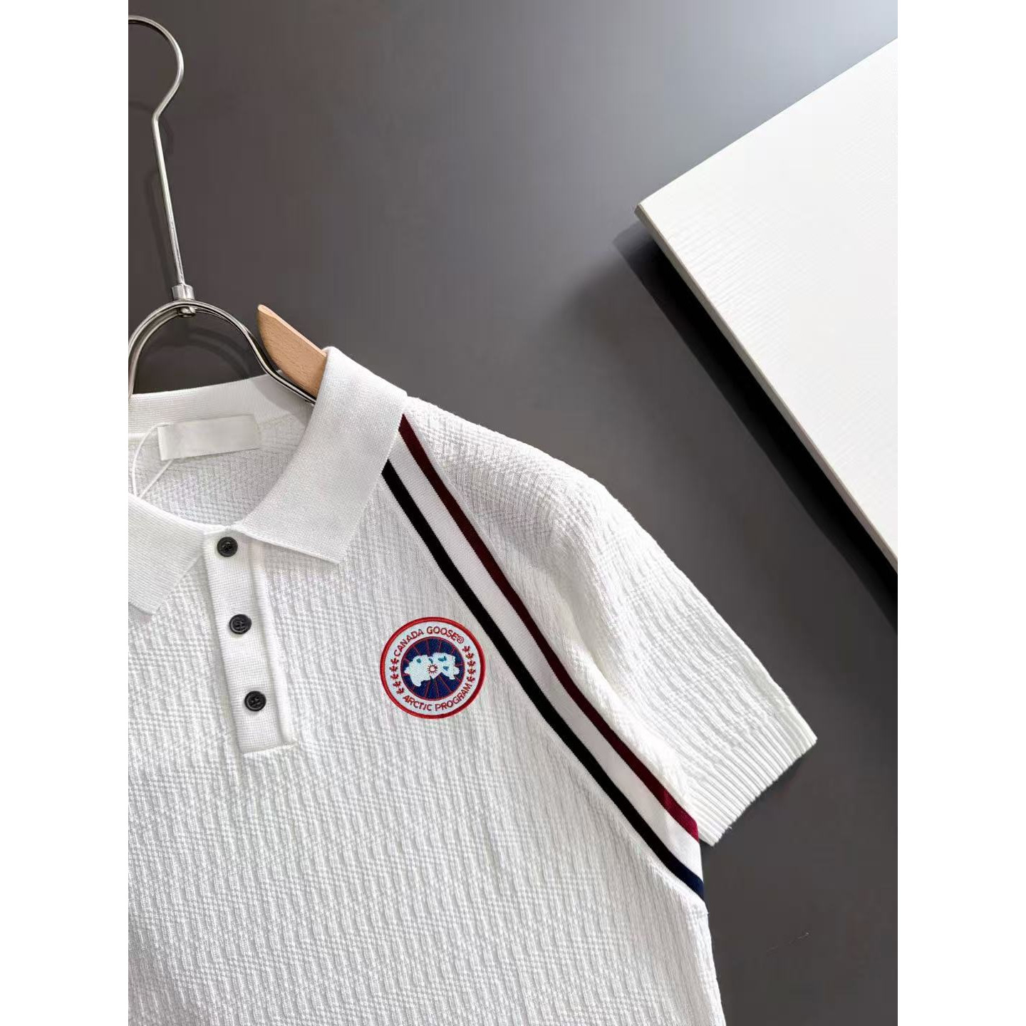 <p>Canada Goose 男款短袖T恤(786941)</p>