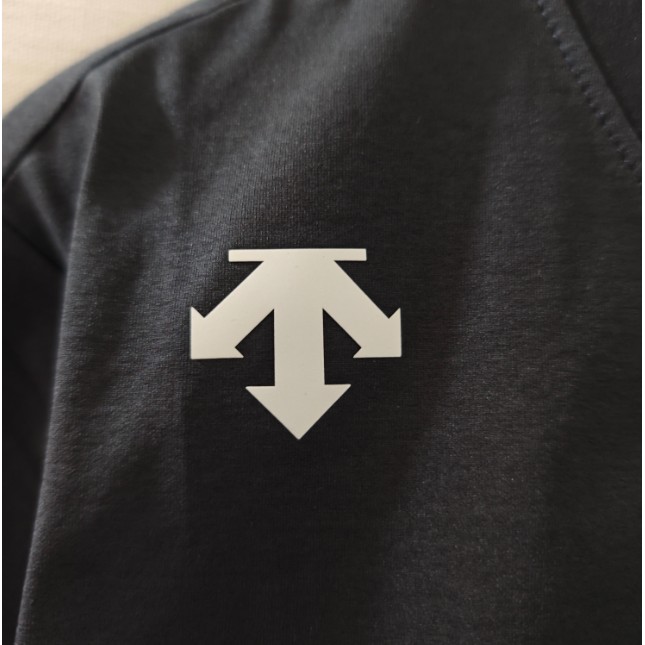 <p>DESCENTE 反光銀LOGO速乾短袖T恤(黑)</p>