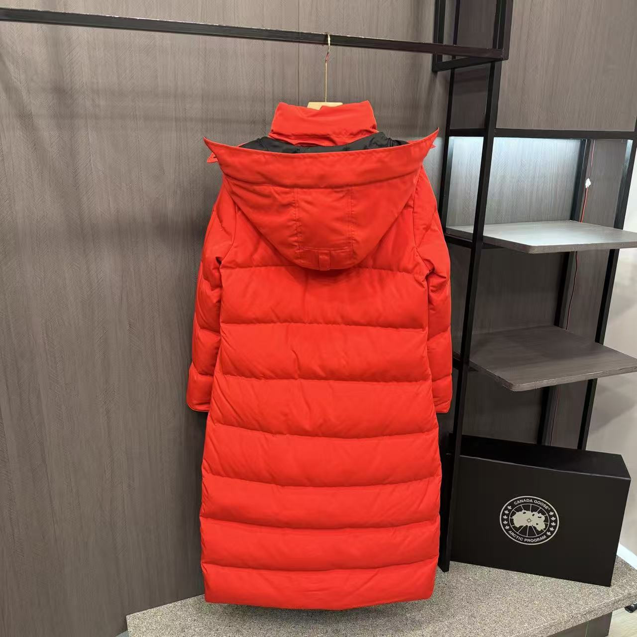 <p>Canada Goose 可拆卸兜帽全長款羽绒服(橘紅)</p>