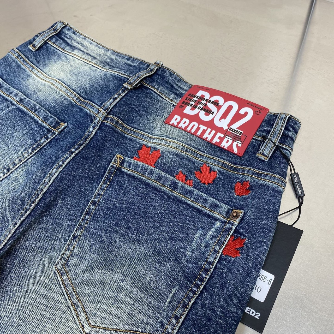 <p>DSQUARED2 丹宁水洗牛仔裤(868-6)</p>