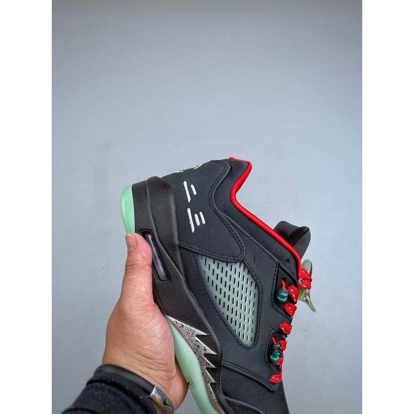 <p>Air Jordan 5 Low Fire Red&nbsp; 篮球鞋(黑)</p>