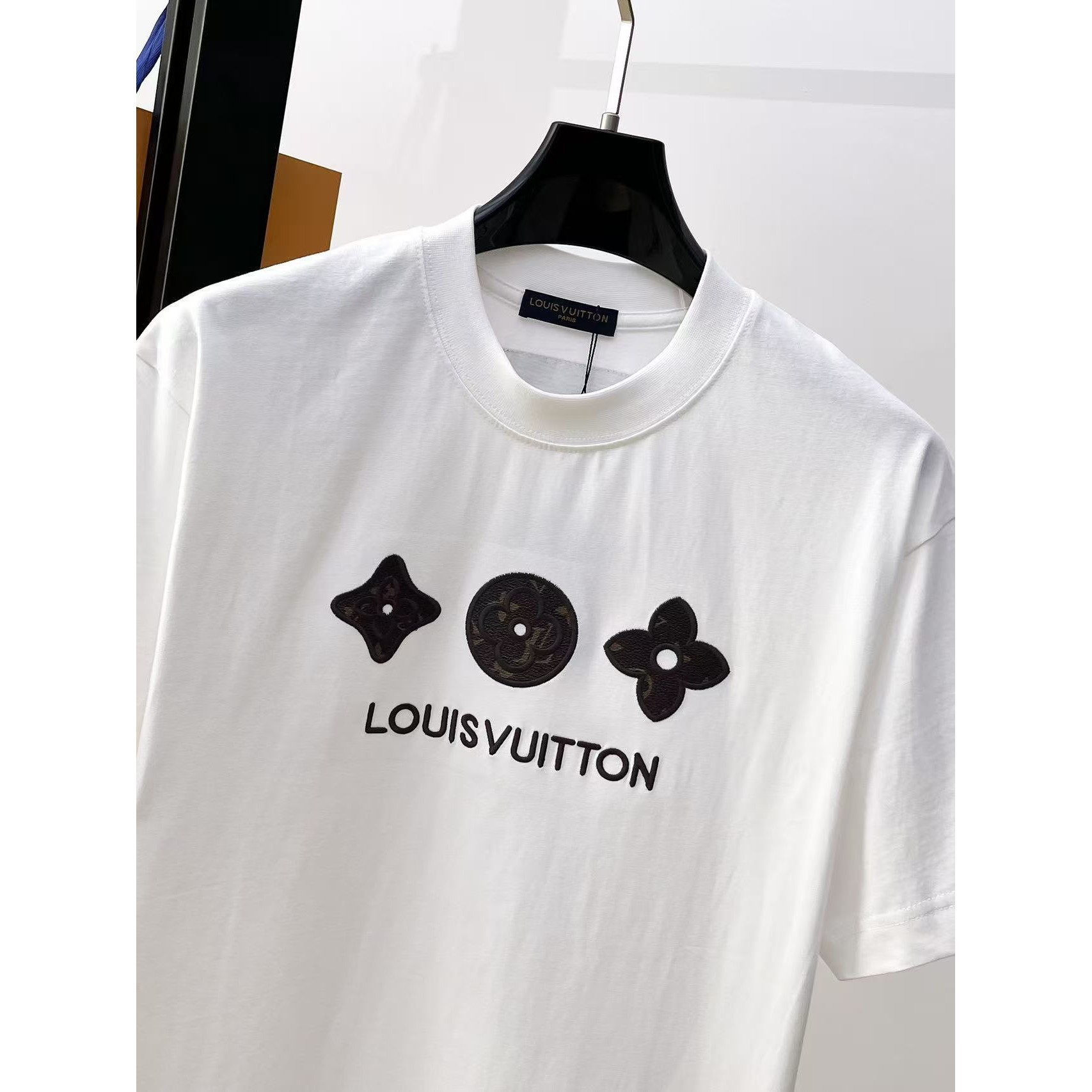 <p>LV&nbsp;专柜新款短袖T恤(白)</p>
