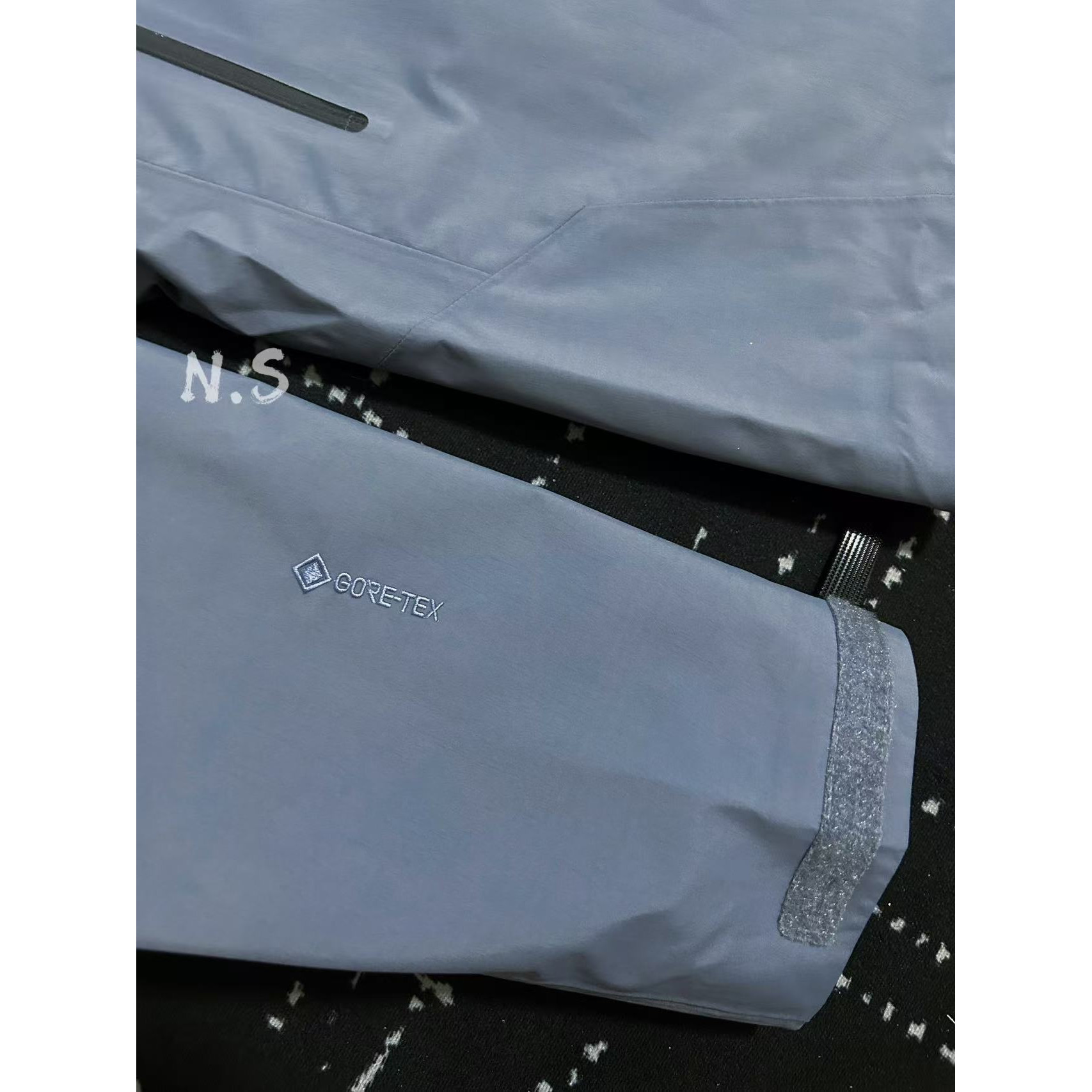 <p>Arc'teryx Beta系列 SL GORE-TEX 硬壳刺绣连帽防水防风透气冲锋衣(层云蓝)</p>