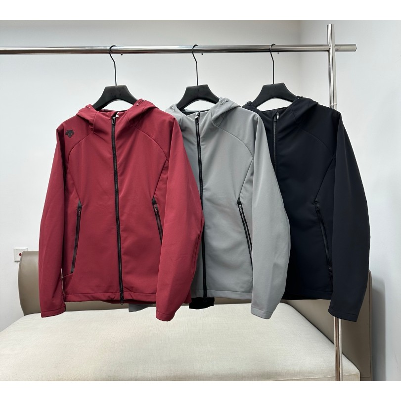<p>DESCENTE TRAINING 系列男士防潑水梭織加絨連帽外套(炭灰)</p>