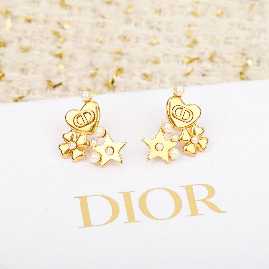 <p>DIOR&nbsp;珍珠星星四叶草爱心CD耳钉</p>