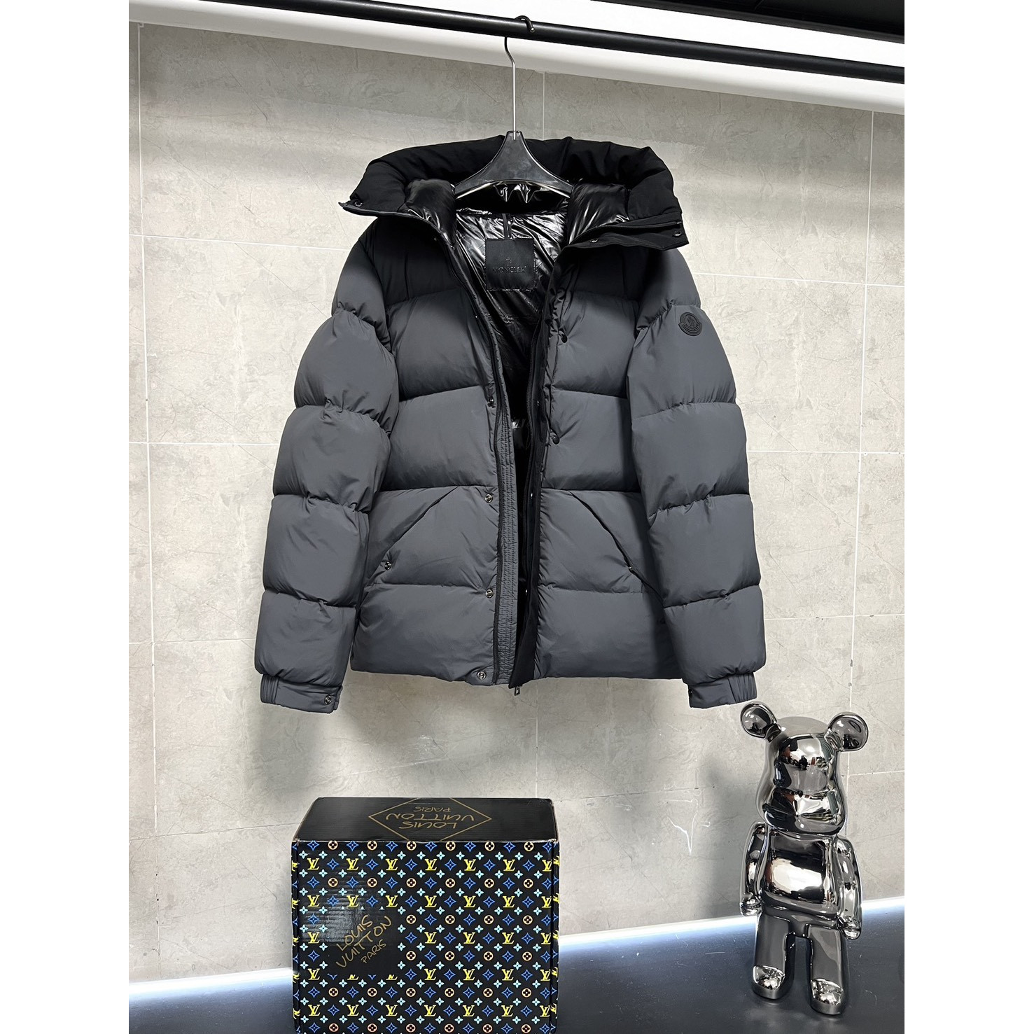 <p>Moncler 黑武士羽绒服(灰)&nbsp;</p>
