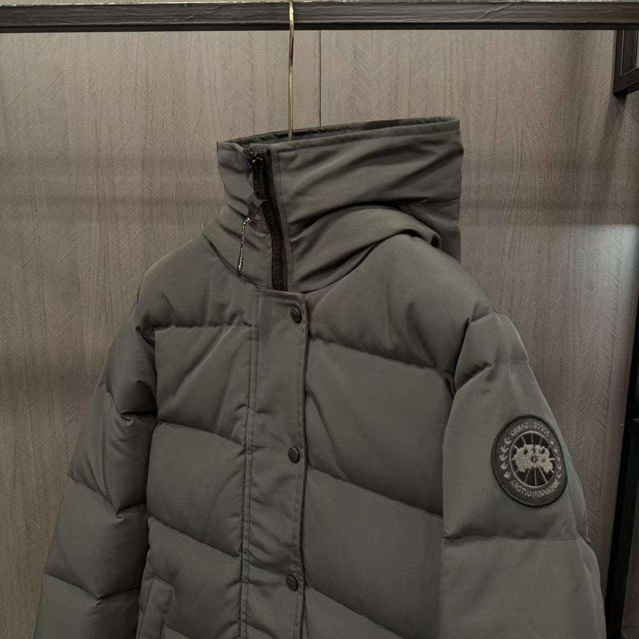 <p>Canada Goose Shelburn*派克大衣羽绒服(灰色黑標)</p>